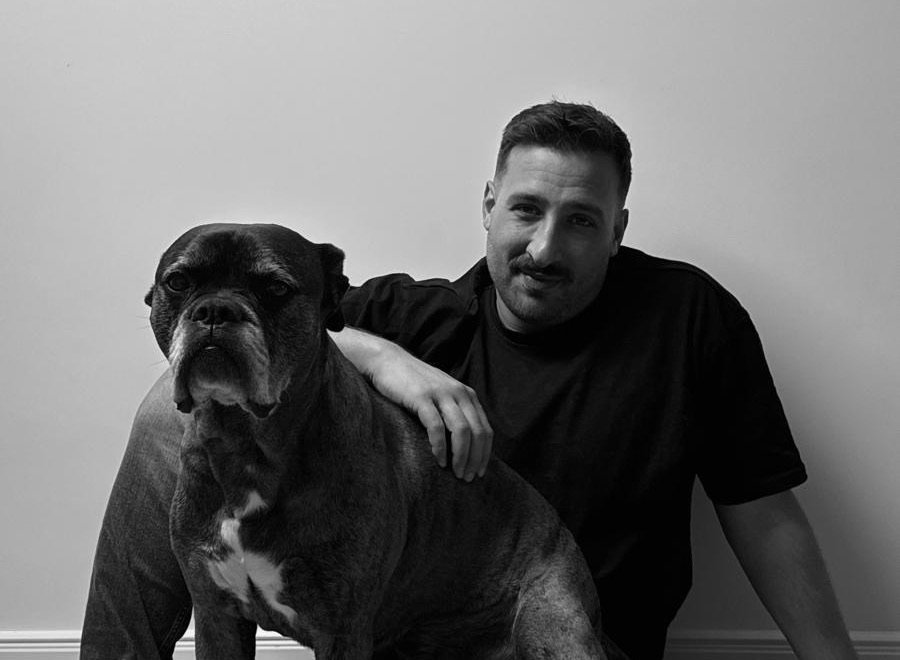 Okan-Zafer Alçiçek mit seinem Hund